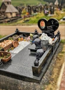 памятник ребенку из гранита сердце с оформлением могилы фото
