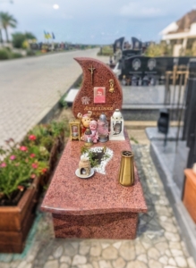 дитячий пам’ятник на могилу з граніту з декором і фото портретом