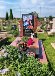 детский памятник на могилу с портретом девочки